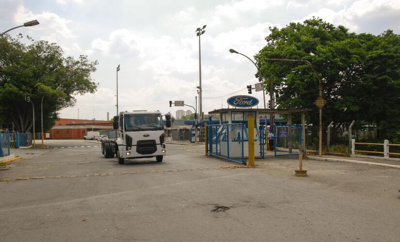 Os últimos caminhões produzidos na fábrica também foram retirados do local nesta quarta-feira