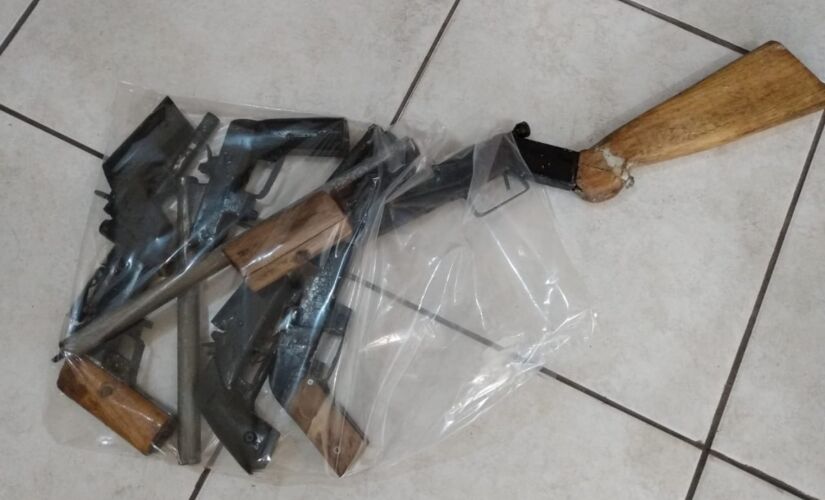 Armas artesanais foram recolhidas pelos policiais; apreensão aconteceu na última terça-feira