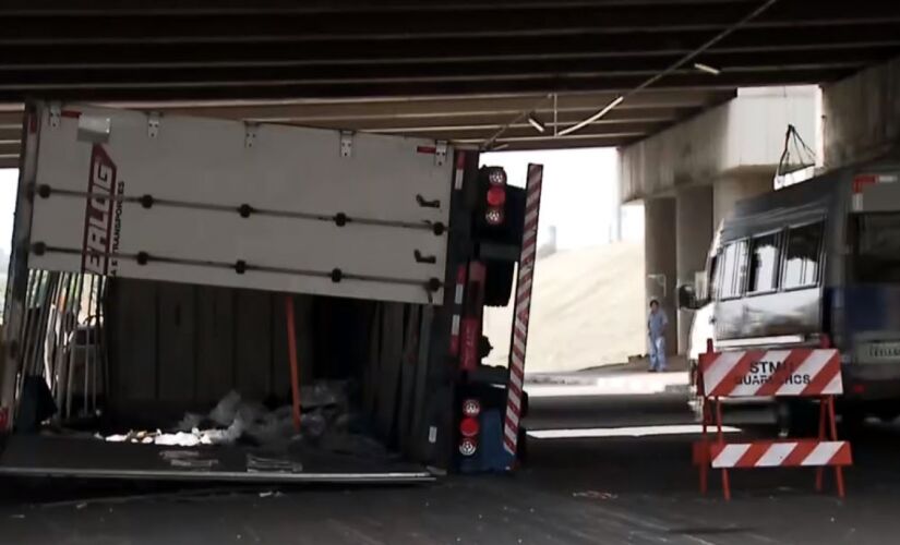 Carreta tombou na noite deste domingo em via de Guarulhos 