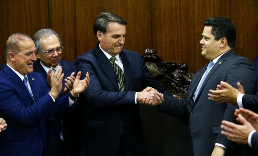 O presidente Jair Bolsonaro cumprimenta o presidente do Congresso Nacional, Davi Alcolumbre