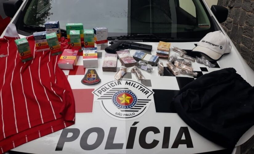 PM prendeu suspeitos de usarem uma arma falsa para roubar antibióticos e mais de R$ 2 mil em dinheiro de uma farmácia 
