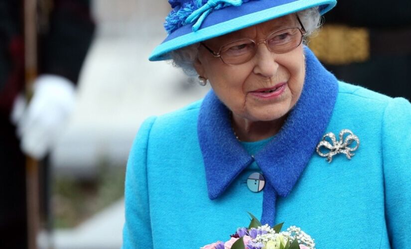 Durante o longo reinado de Elizabeth II, muitos dos símbolos britânicos passaram a levar seu rosto, brasão e iniciais.