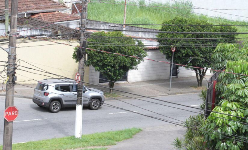 A Câmara Municipal de Santos aprovou projeto que quer acabar com os fios de energia elétrica expostos entre os postes