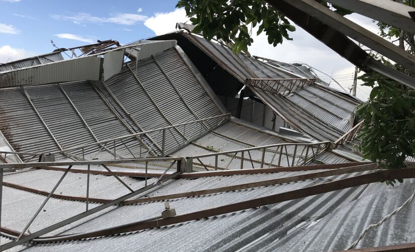 Em Adamantina, o vendaval derrubou árvores e arrancou a cobertura do centro poliesportivo