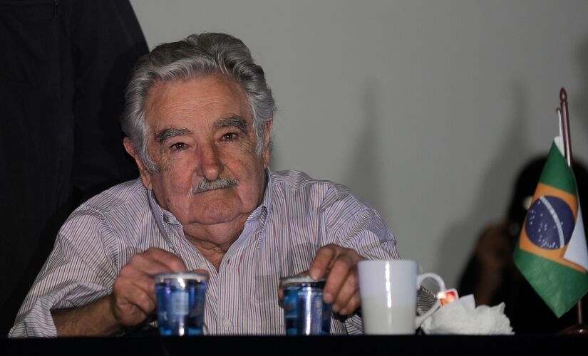 O ex-presidente uruguaio José Mujica está com 85 anos e 
tem uma doença autoimune chamada Síndrome de Strauss