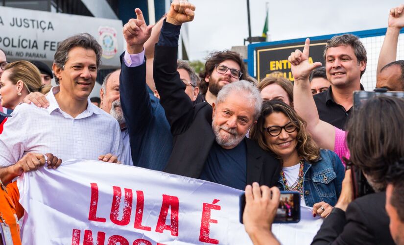 O ex-presidente Luiz Inácio Lula da Silva (PT) ao deixar a carceragem da Polícia Federal de Curitiba