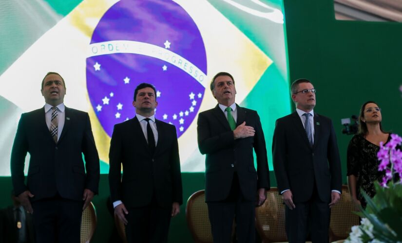 Em  cerimônia de formatura de curso para Polícia Federal, Bolsonaro elogiou sua equipe de ministros, entre eles  Moro