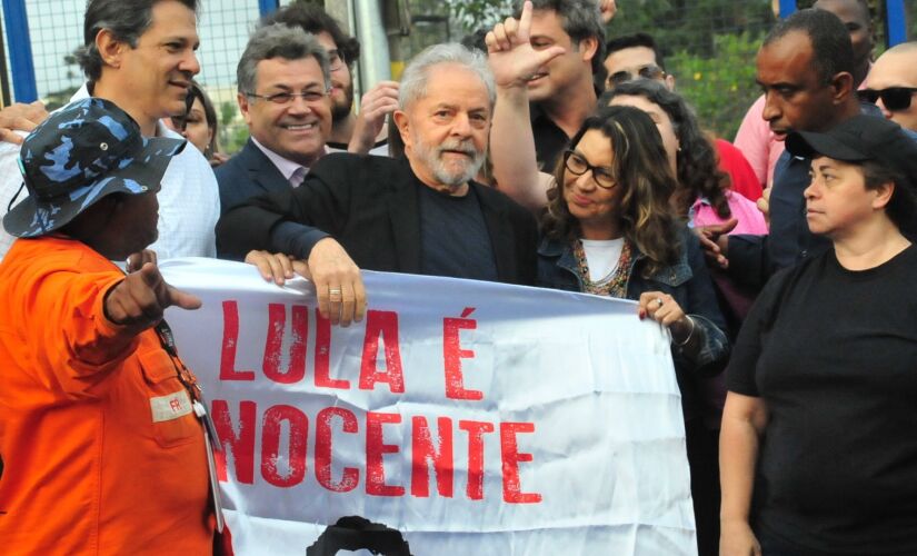 O ex-presidente Lula deixou a sede da Polícia Federal em Curitiba, na sexta-feira, após ter o pedido de soltura autorizado