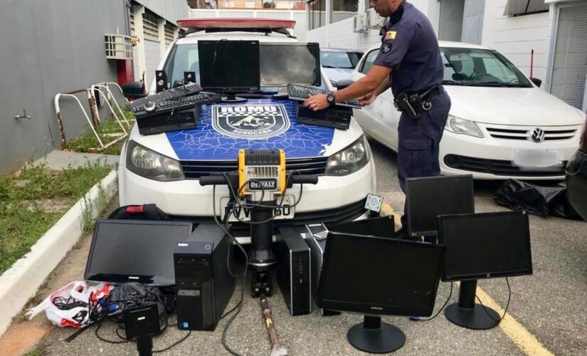 Com o suspeito foram encontradas 9 máquinas e 8 computadores 
