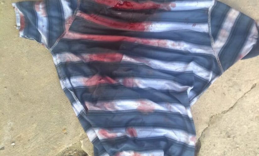 Camisa com manchas de sangue foi apreendida pela polícia; caso foi registrado em Porto Feliz 