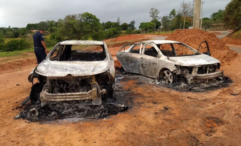 Dois carros utilizados no crime foram encontrados queimados às margens da rodovia Raposo Tavares