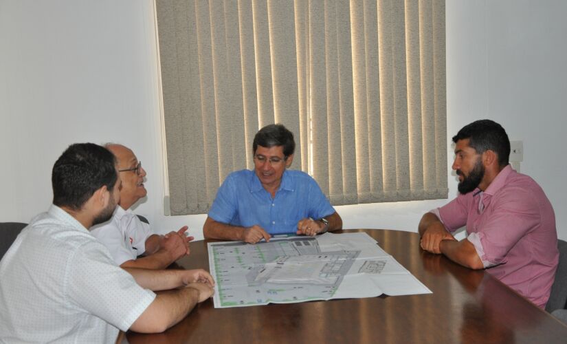 O anúncio foi feito no gabinete do prefeito Dr. Cássio Habice na presença do diretor presidente da Coocerqui, Sr. Luiz Carlos Urso