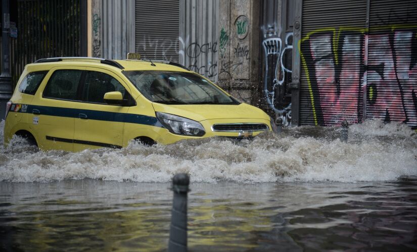 A cidade entrou em estágio de atenção às 11h50, segundo o COR (Centro de Operações Rio). várias ruas da cidade ficaram alagadas
