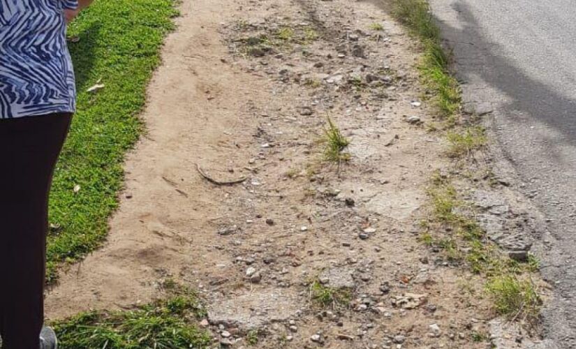Rua na região do Jardim Nakamura, na zona sul da Capital: moradores reclamam de buracos nas vias e córrego a céu aberto