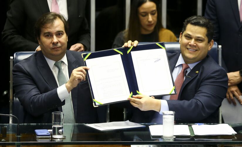 O presidente do Congresso, Davi Alcolumbre (DEM-AP), promulgou ontem a reforma da Previdência