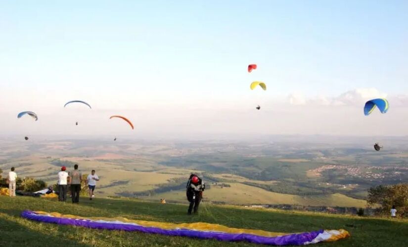 Na Serra do Itaqueri, os praticantes de voo livre conseguem decolar para desfrutar de belos cenários