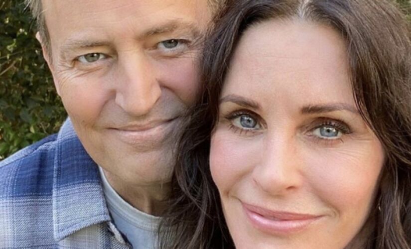 O ator Matthew Perry, morto aos 54 anos há uma semana, impediu que Chandler Bing, seu personagem em "Friends", traísse a namorada Monica Geller, interpretada por Courtney Cox.
