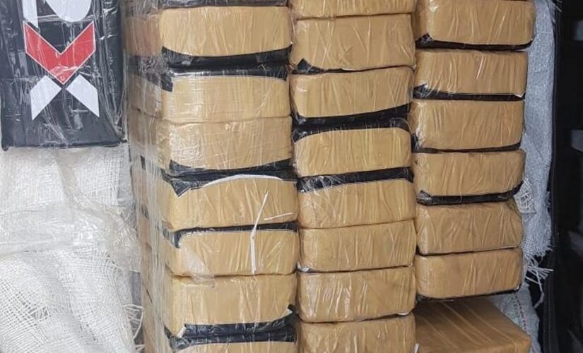 Dentro do bagageiro da aeronave, que fez o pouso forçado, 
foram apreendidos 30 tijolos de pasta base de cocaína