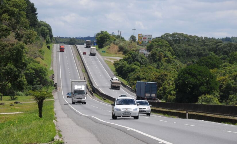 O aumento no tráfego da Régis Bittencourt foi de 13% no feriado, em relação aos dias normais