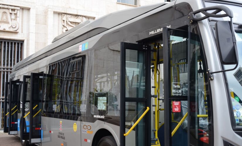 São três ônibus modelo Marcopolo, com 70 vagas, e 12 Caio, com lugar para 80 passageiros