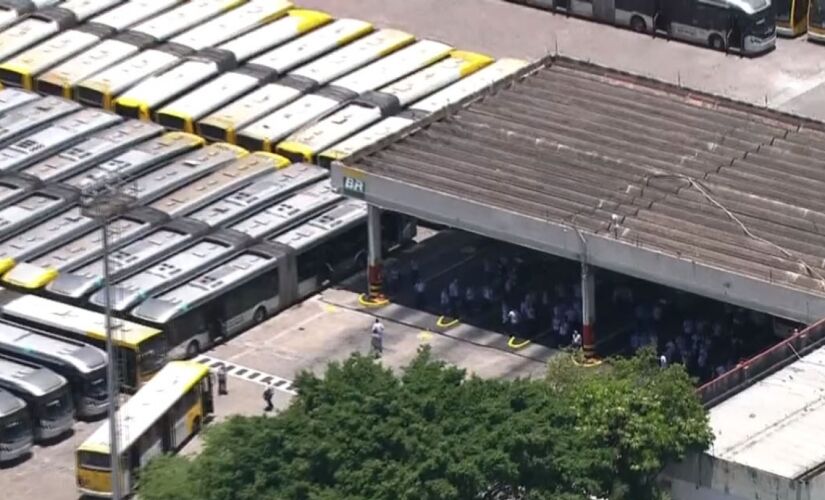 Grupo não permitiu que os veículos deixassem garagem de viação