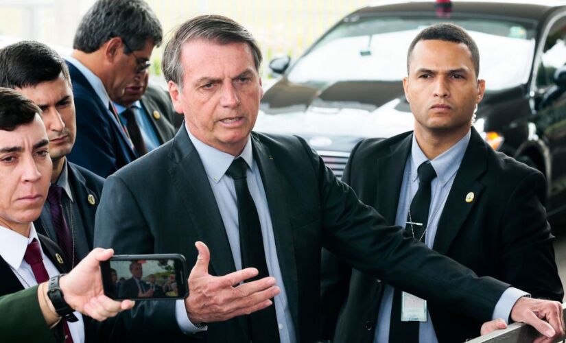 Bolsonaro fala com pessoas na saída do palácio da Alvorada como faz todos os dias