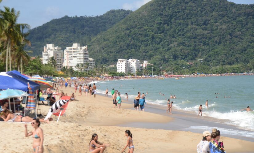 As praias foram tomadas por banhistas, que aproveitaram o feriado mesmo com previsão de chuva