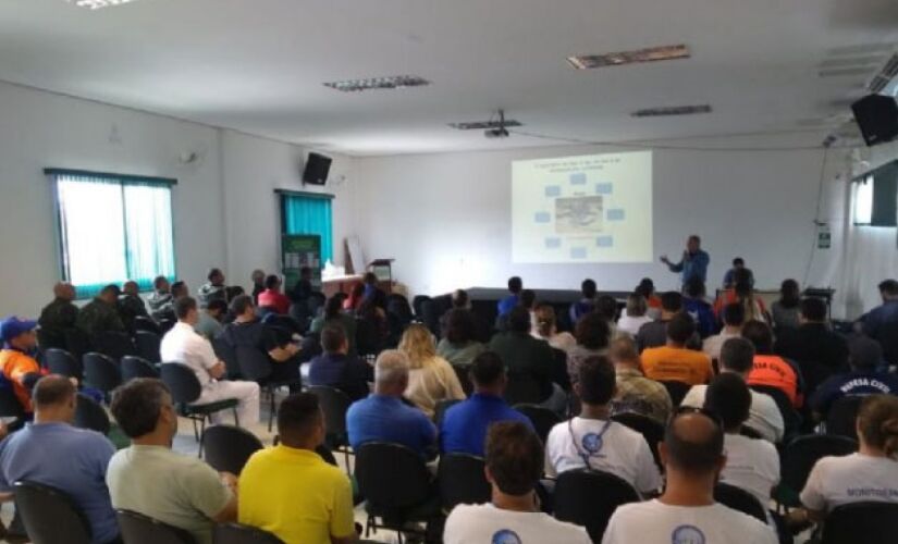 Com 60 pessoas, treinamento teve como base manual da Cetesb
