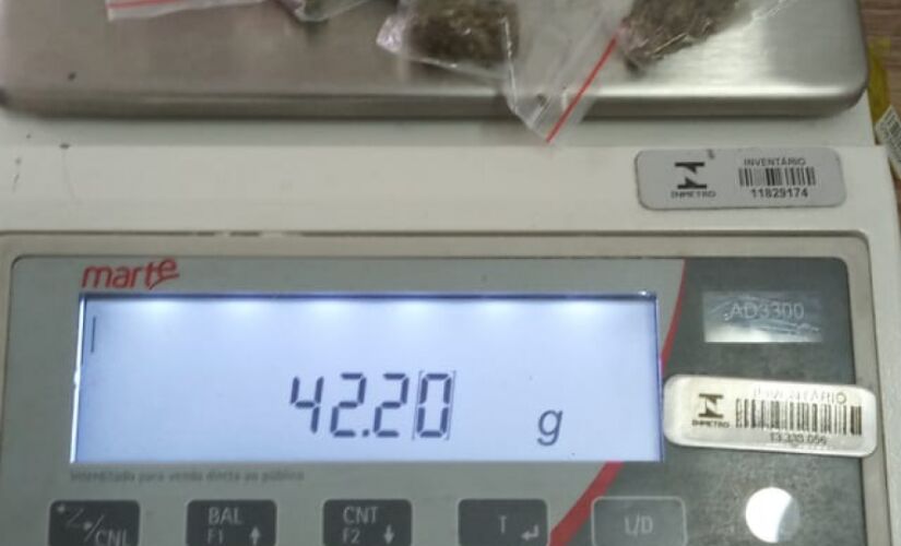No primeiro dia de operação, a polícia realizou apreensões de crack, maconha e cocaína, além de prender um homem de 27 anos 