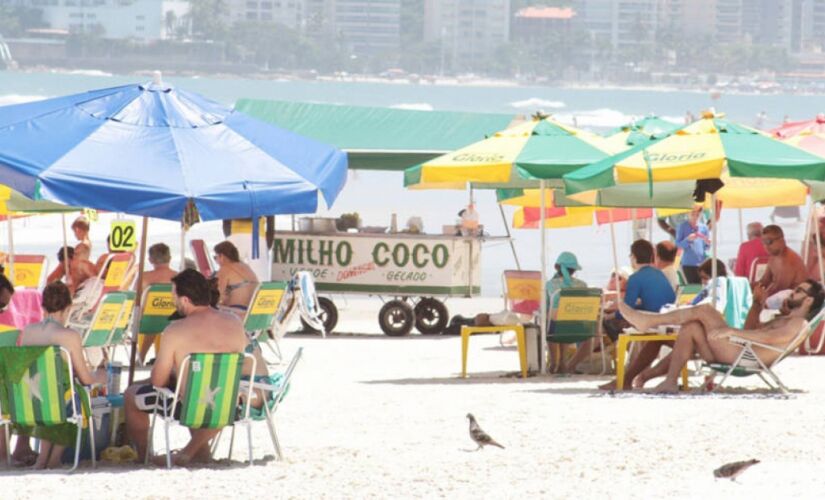 A prefeitura determinou novas regras para os ambulantes que trabalham nas praias do Guarujá, na Baixada Santista