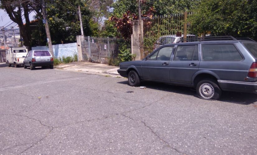 CAPITAL_Carros abandonados1_FOTO DO LEITOR