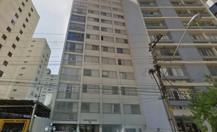 Uma engenharia chegava ao prédio por volta das 22h50 quando encontrou o garoto caído na rampa de acesso à garagem