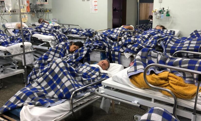 Área de emergência do Hospital Geral Estadual do Itaim Paulista em São Paulo lotada de pacientes