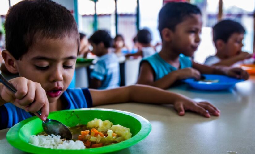 Merenda escolar servida em unidades de ensino da rede pública do estado de São Paulo: refeições extra a partir do dia 27