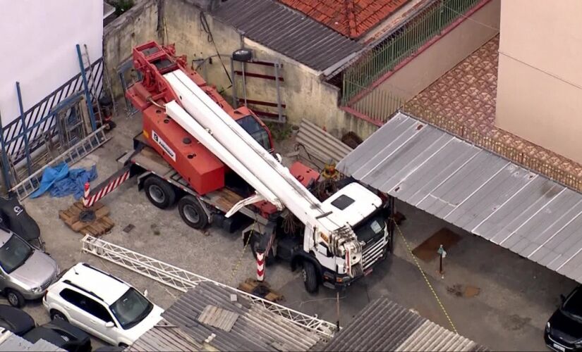 A peça era içada pelo guindaste de uma obra em Osasco, que fica ao lado de um lava-rápido de veículos, onde as vítimas estavam