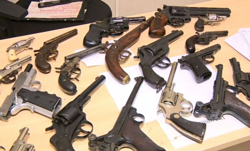 Foram apreendidas espingardas, revólveres e pistolas de vários calibres, em Mogi Mirim; algumas eram artigos de colecionador