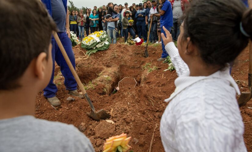 SÃO PAULO, SP, 02.12.2019 - VIOLÊNCIA-SP - O corpo de Denys Henrique Quirino da Silva, 16, é sepultado no cemitério da Nova Cachoeirinha, na zona norte da capital, nesta segunda-feira (2). O garoto foi morto após operação policial em baile funk na comunid