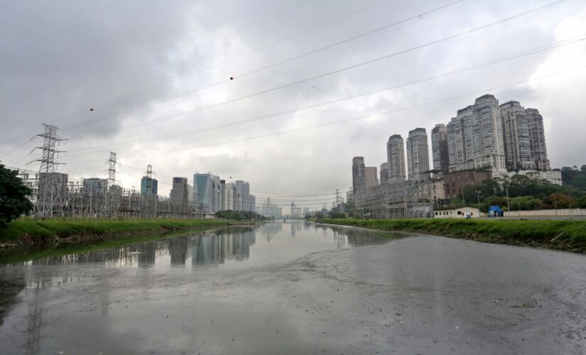 Rio Pinheiros, que cruza parte da zona sul e da zona oeste da capital paulista