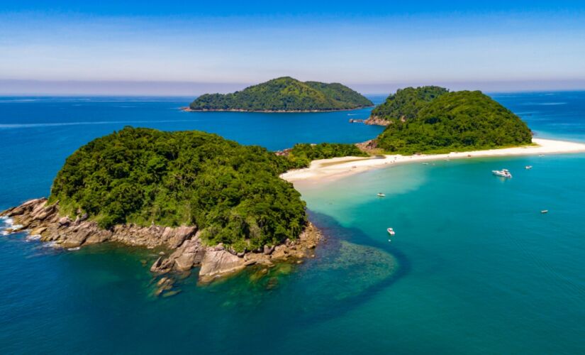 As Ilhas,
em São Sebastião. É uma ilha só, com praias praticamente intocadas. Saindo da praia da Barra do Sahy, barcos de pescadores fazem a travessia e você combina o valor e a hora de voltar.
