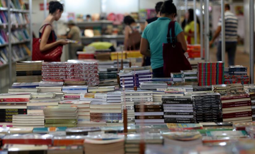 Segundo os dados de pesquisa do IBGE, em 2001, as livrarias estavam presentes em 42,7% dos municípios brasileiros
