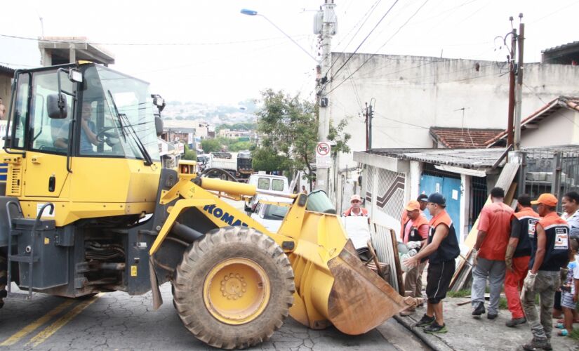 Prefeitura de Taboão realiza nos bairros a ENTITY_apos_ENTITYOperação VerãoENTITY_apos_ENTITY, que envolve limpeza das vias e terrenos 
