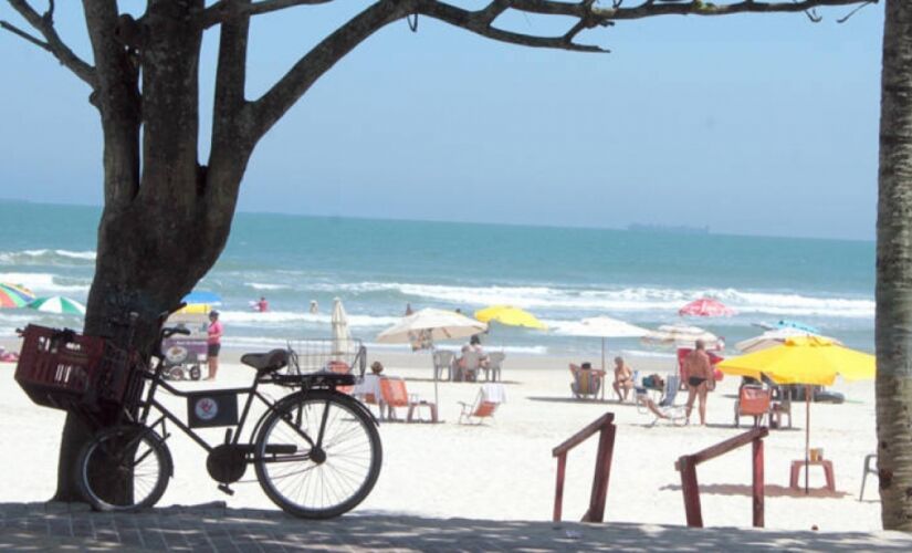 Santos informou que há 231 vagas disponíveis na orla; em Guarujá há bicicletários em duas praias 