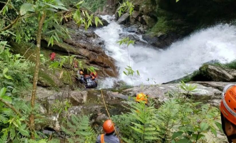 O corpo do guarda civil foi retirado pelos bombeiros na cachoeira Véu da Noiva, na Grande São Paulo