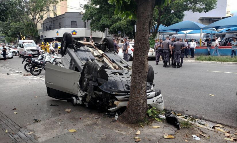 Carro capotou  na esquina da av. Faria Lima com a  rua dos Pinheiros