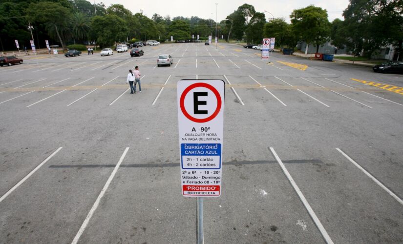 Estacionamento localizado dentro do Parque Ibirapuera, na zona sul da cidade de São Paulo