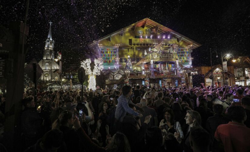 Em frente ao Palácio dos Festivais, a peça mostra Papai Noel lendo uma cartinha da menina Ana, que pede um show de luzes no dia do Natal; é quando o céu se enche de cores e deslumbra os visitantes