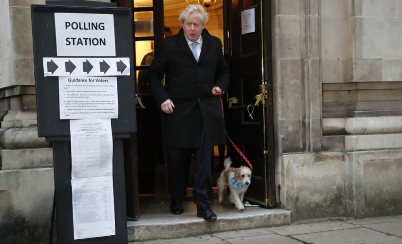 O primeiro-ministro britânico e líder do Partido Conservador, 
Boris Johnson, acompanhado de seu cachorro Dilyn, após votar 