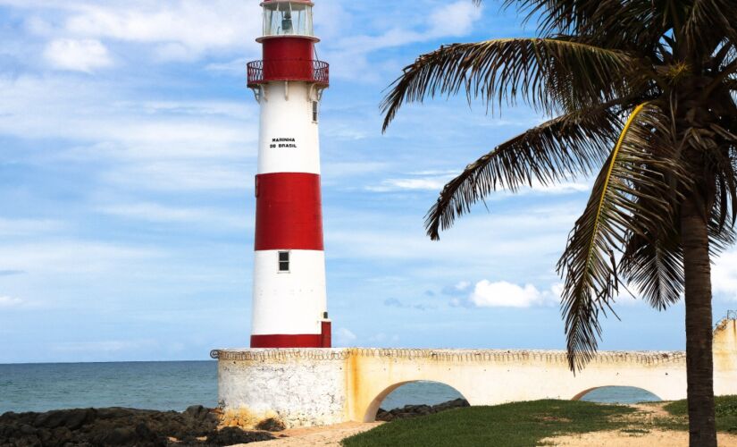Farol de Itapuã, Salvador. Localizada na Cidade Baixa, o Farol dá nome à praia que o circunda, lembrada na música "Tarde em Itapoã", de Vinícius e Toquinho, e não é para menos. Coqueiros e a brisa suave atraem turistas e moradores da cidade. Por ser banha