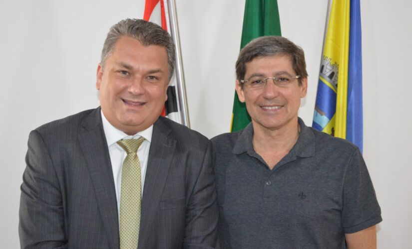 Gerente regional da CDHU, Eric Rodrigues Vieira, durante reunião com o prefeito Dr. Cássio Prado