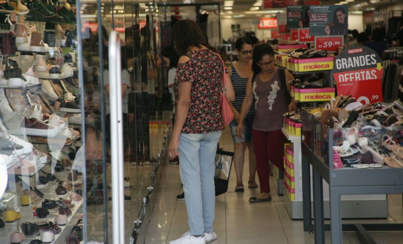 Em novembro, o resultado foi puxado pelo comércio, que abriu 1.716 vagas, seguido pelos serviços, com 295